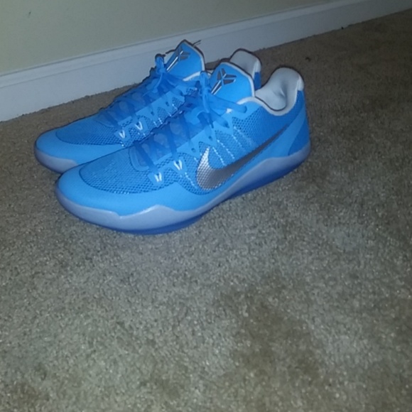 unc color shoes
